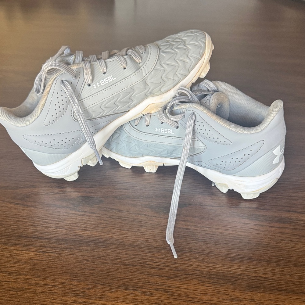 Under Armour Light Gray Baseball Cleats - Boy’s
